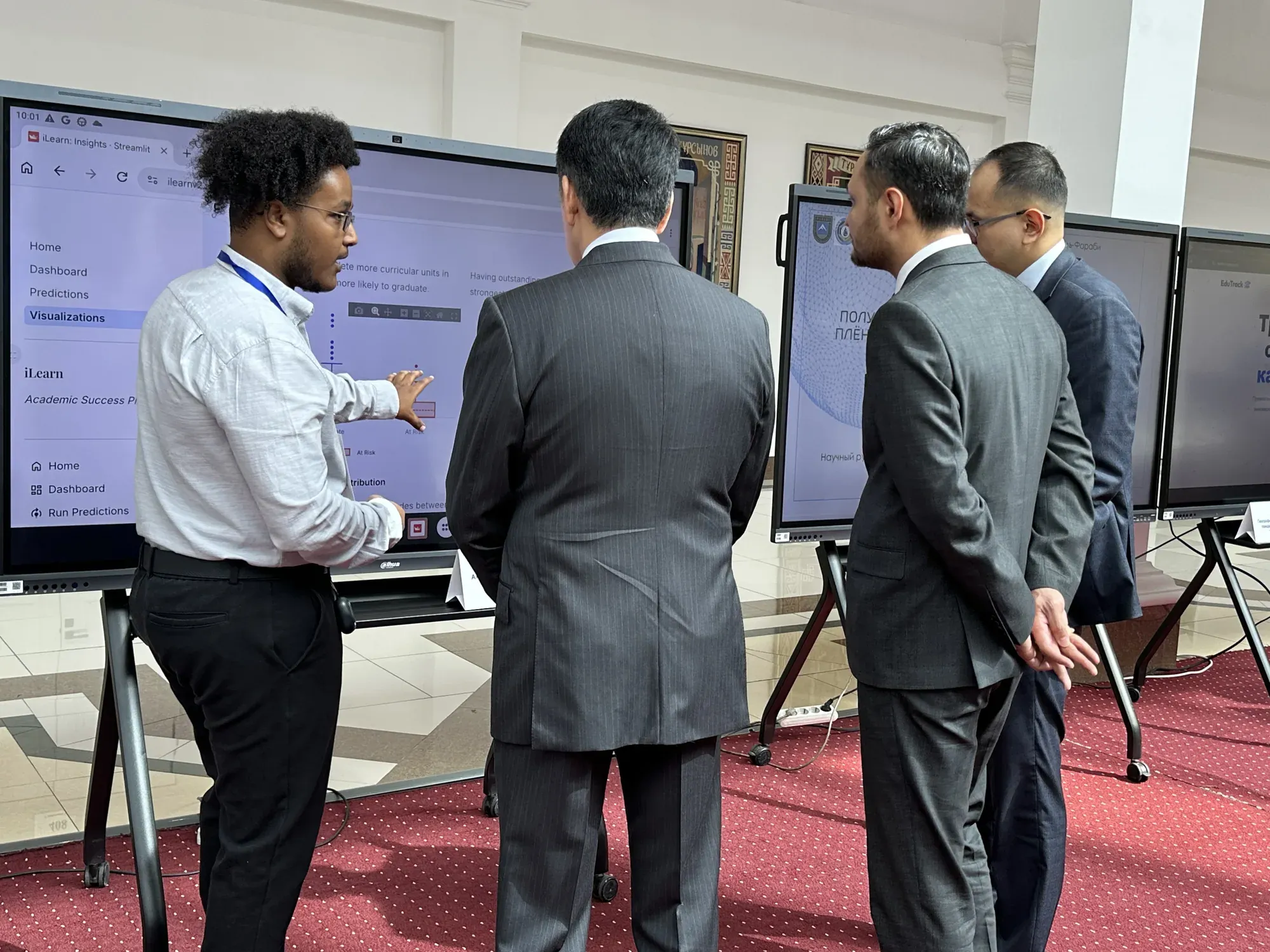 Demonstrating iLearn’s working proof of concept for modelling student academic success to university administrators and distinguished guests.