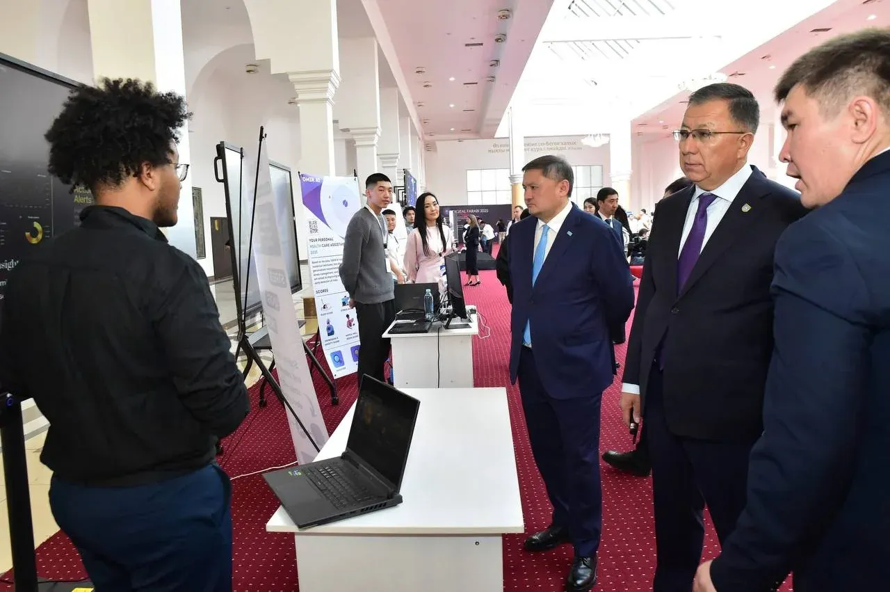 Presenting my research on student academic outcomes to Sayasat Nurbek, Kazakhstan’s Minister of Science and Higher Education.